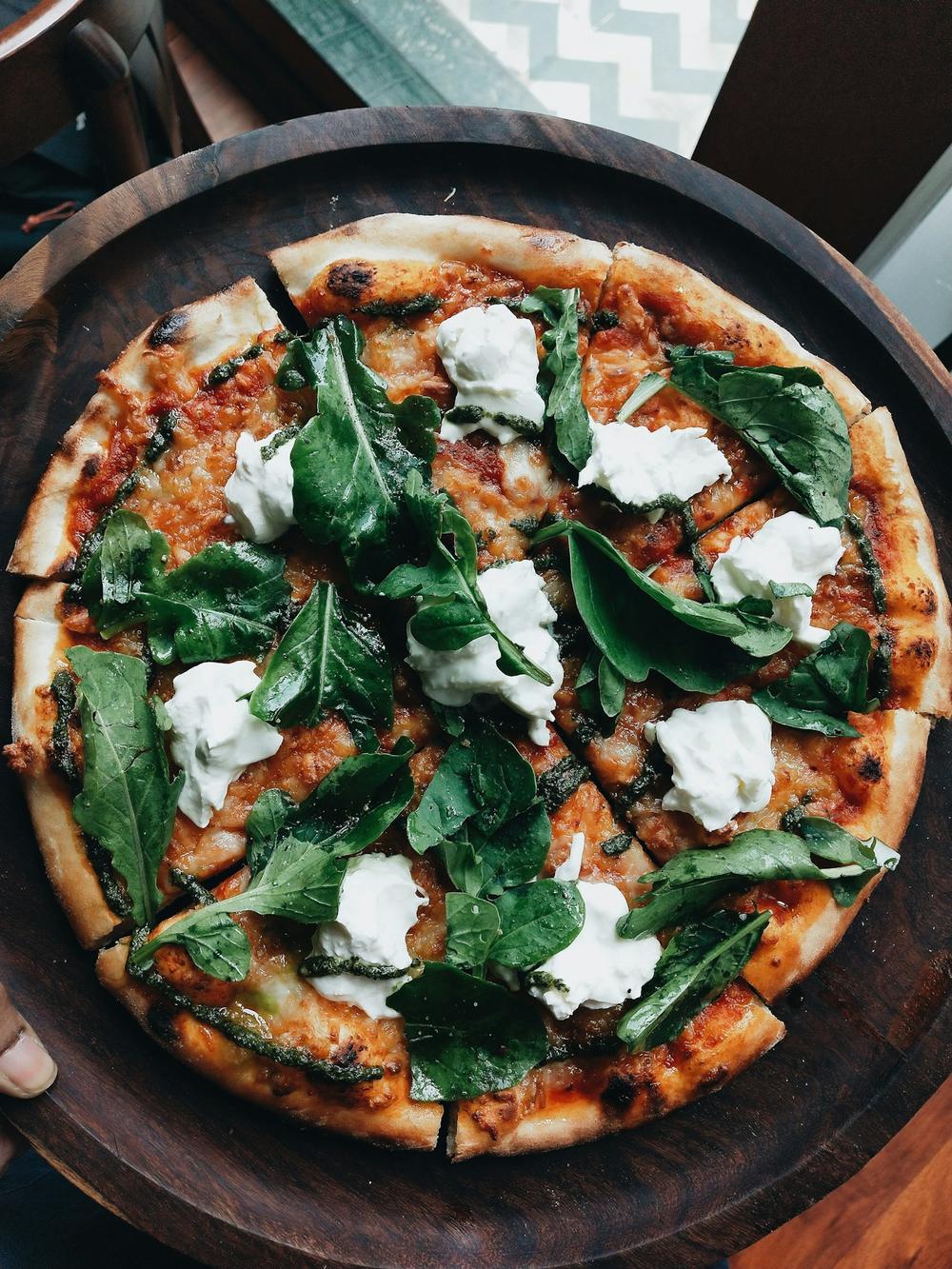 Pizza speciale con verdure e formaggio fresco