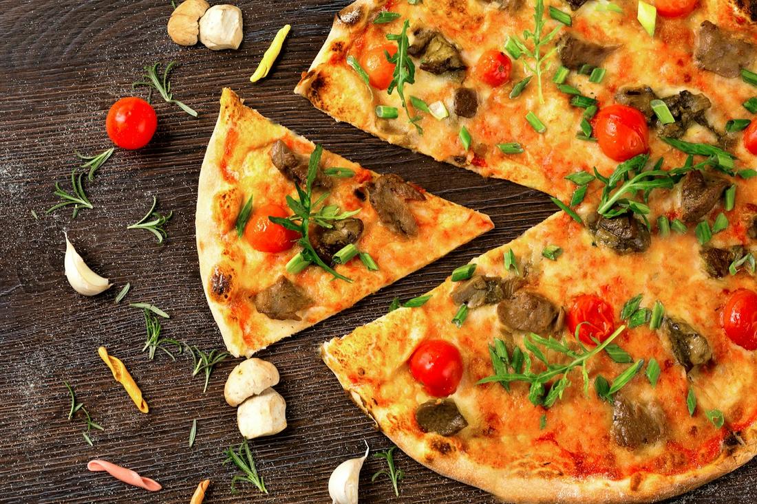 Pizza tagliata a tranci da condividere